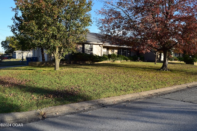 view of front of house featuring a front lawn