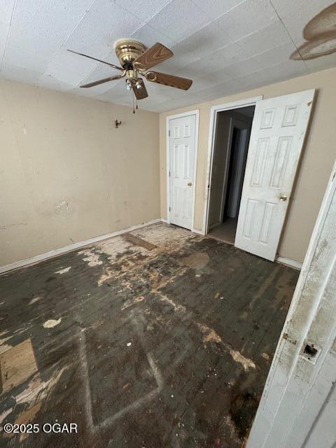 unfurnished bedroom featuring ceiling fan