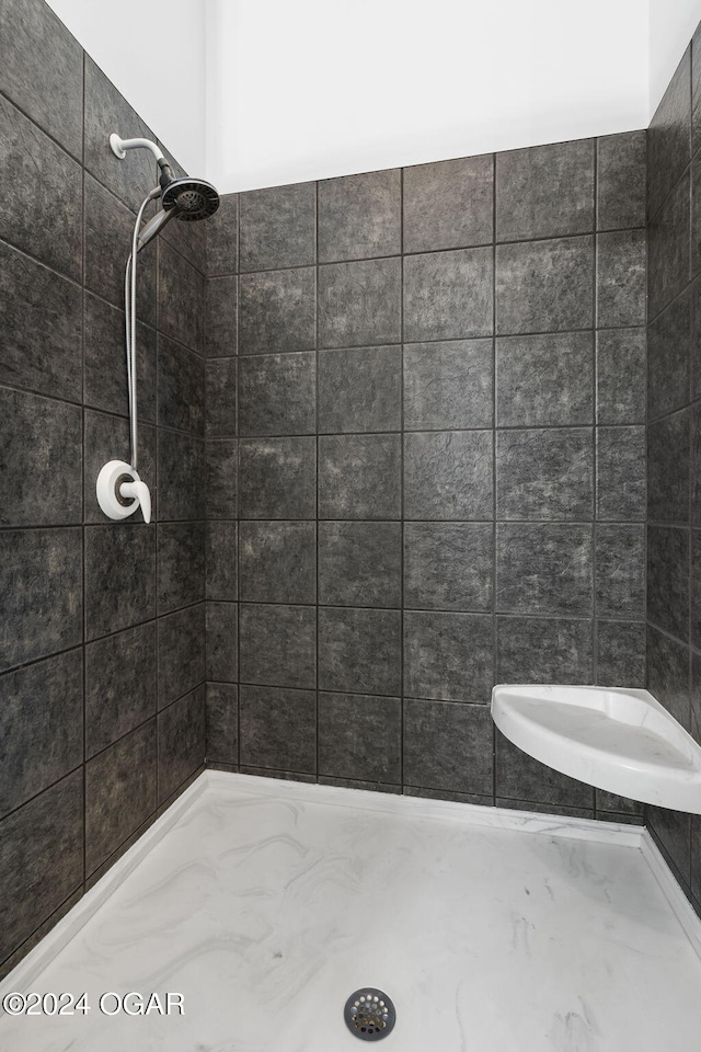 bathroom featuring a tile shower