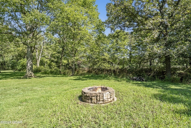 view of yard featuring an outdoor fire pit