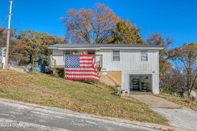 view of front of property with a front lawn