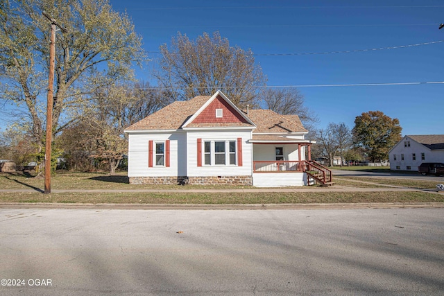 view of front facade with covered porch and a front lawn