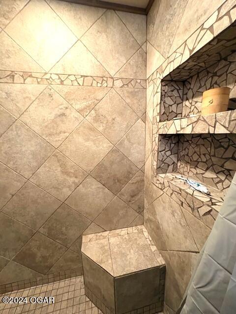 bathroom featuring a tile shower