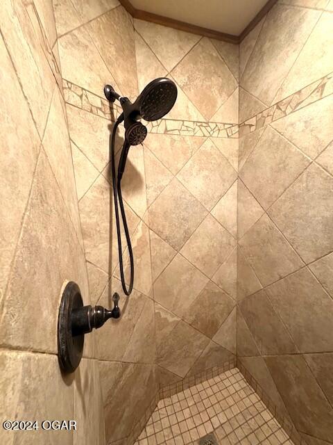 details featuring a tile shower