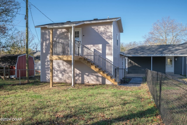 view of front facade featuring a front lawn