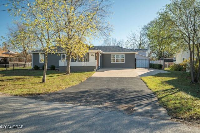 single story home featuring a front yard