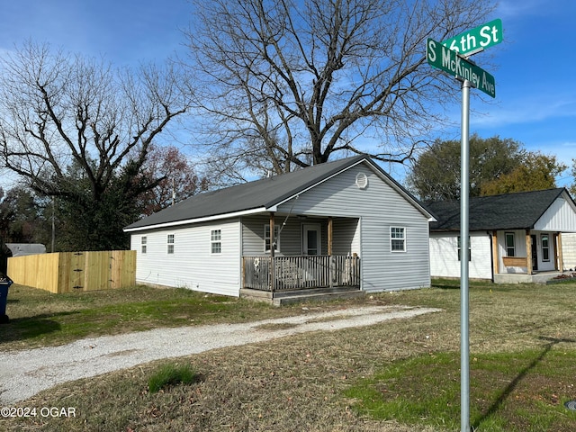 view of front of home featuring covered porch and a front lawn