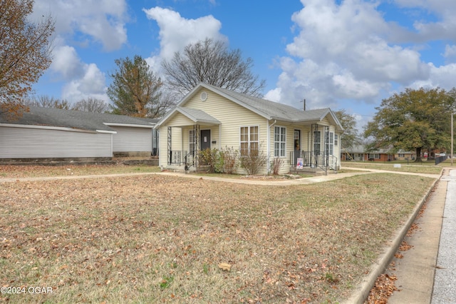 ranch-style house featuring a front yard