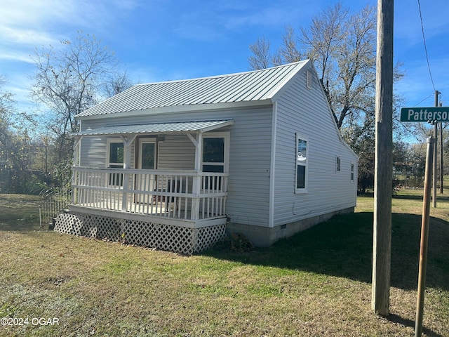 view of front of home with a porch and a front lawn