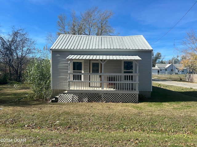 back of house featuring a lawn