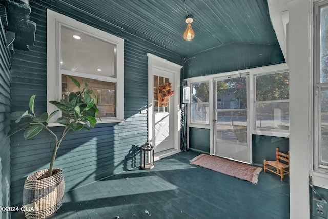 sunroom with lofted ceiling