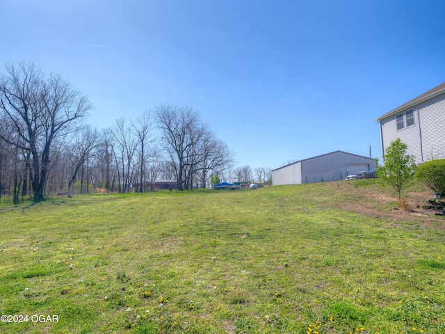 view of yard featuring an outdoor structure