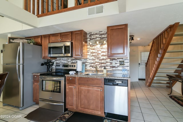 kitchen with visible vents, appliances with stainless steel finishes, a sink, and light tile patterned flooring