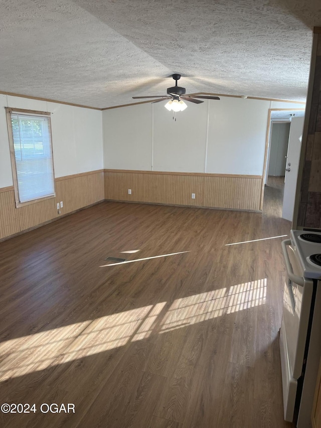 unfurnished room with a textured ceiling, dark hardwood / wood-style flooring, and ceiling fan