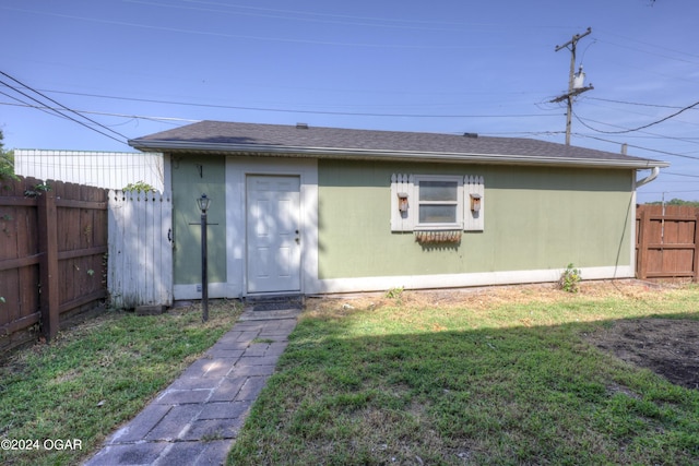 back of house featuring a yard