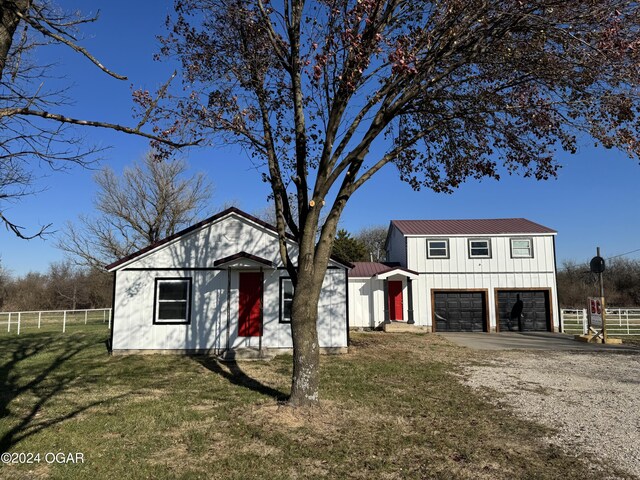 view of front of house with a front lawn and a garage