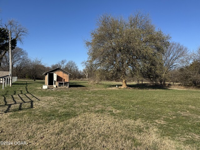 view of yard featuring an outdoor structure