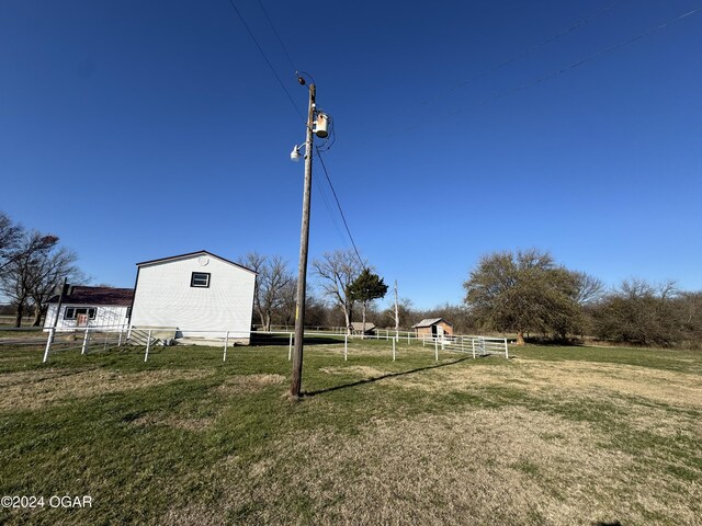 view of yard featuring a rural view