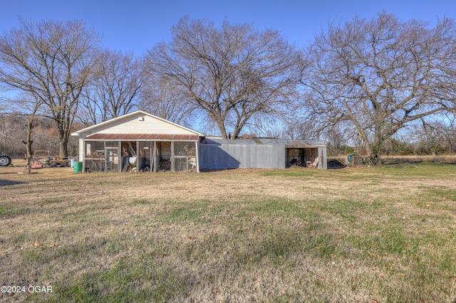 view of yard with an outbuilding