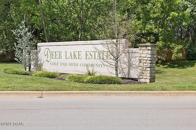 community sign with a lawn