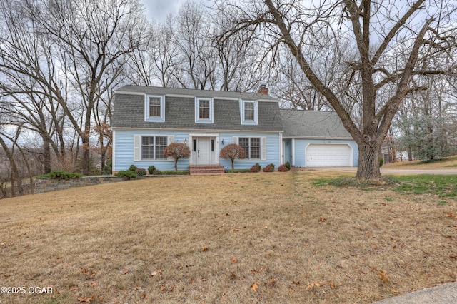 view of front of home featuring a front yard and a garage