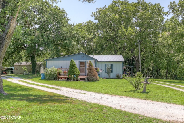 view of front facade featuring a front yard