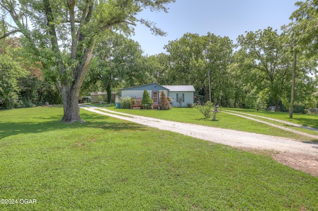 single story home featuring a front lawn