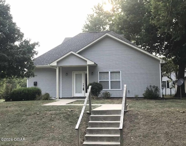 view of front facade featuring a front yard