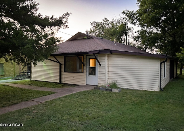 view of front facade featuring a lawn