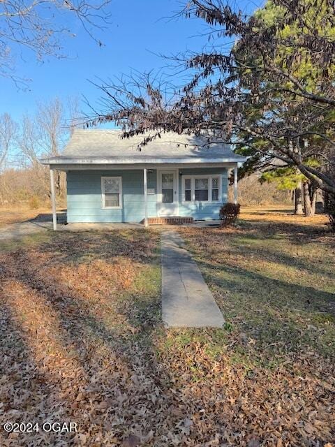 view of front of home featuring a front yard