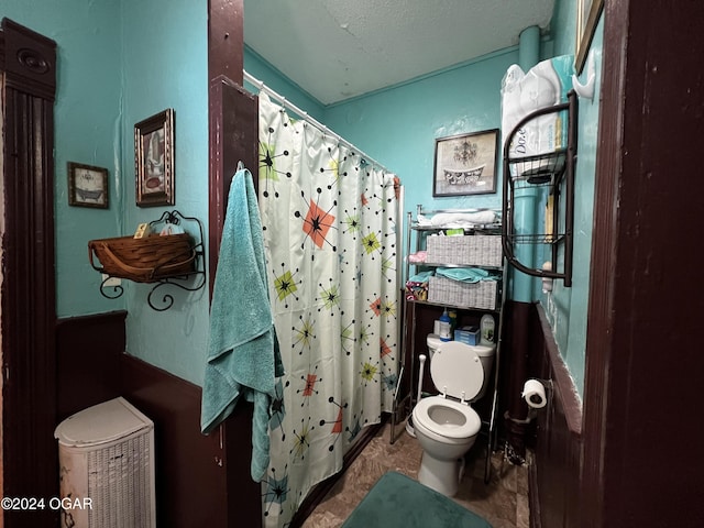 bathroom with a shower with shower curtain, a textured ceiling, and toilet