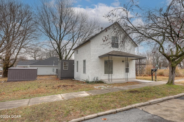 view of front of property featuring a front yard and a porch