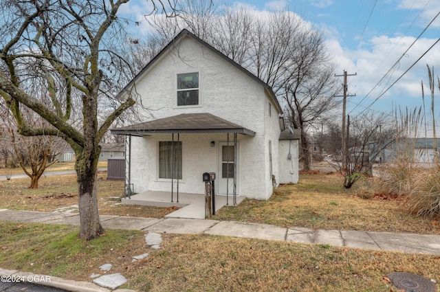 view of front of property featuring a front yard and a porch