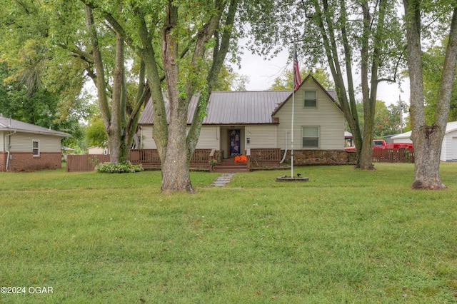 view of front facade featuring a front lawn