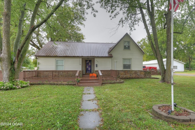 view of front of house featuring a front lawn