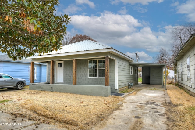 view of front of house featuring a porch and a carport