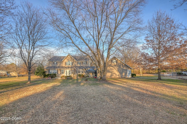 view of front of property featuring a front yard