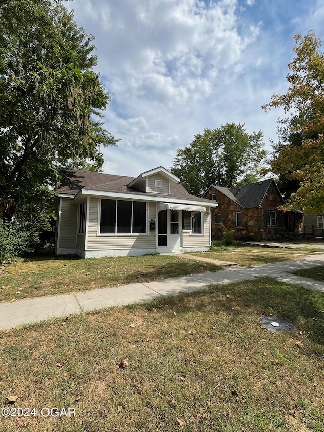 view of front of home featuring a front lawn