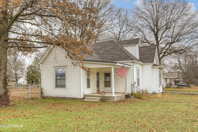 bungalow featuring a front lawn