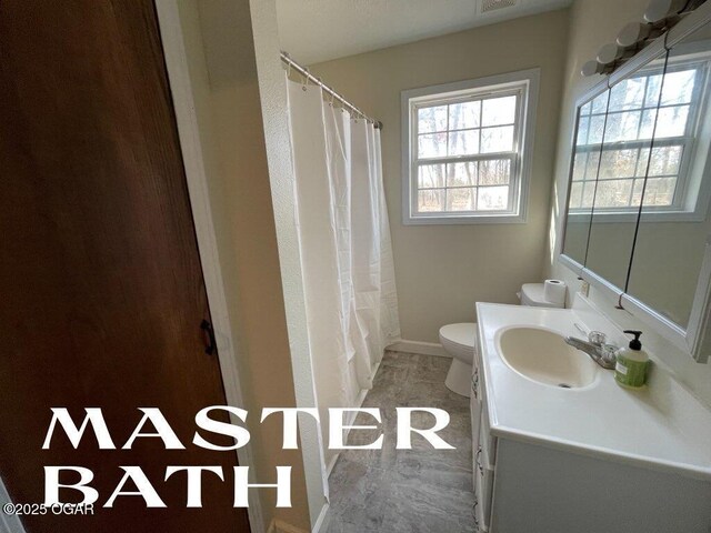 bathroom featuring a shower with curtain, vanity, and toilet