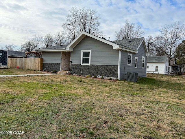 view of front of property with a front lawn