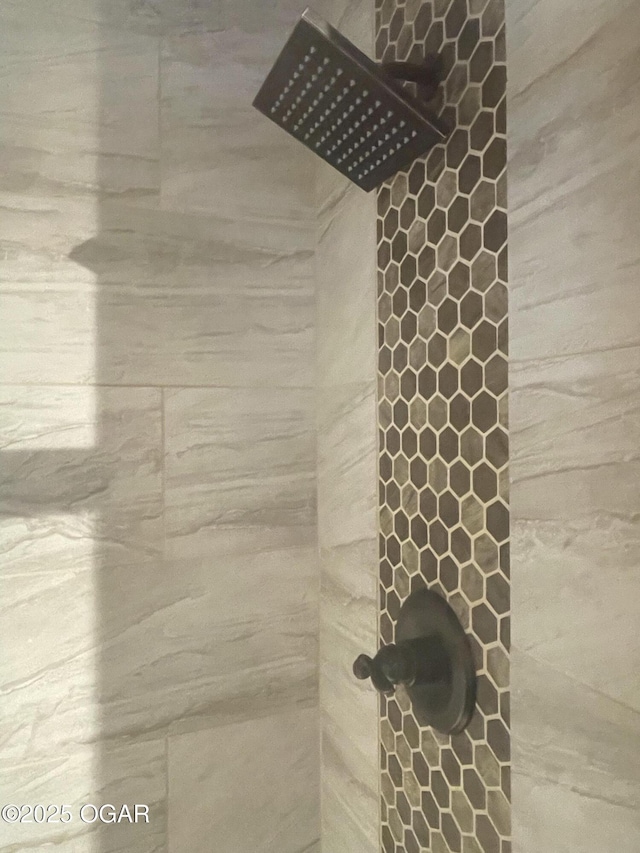 details featuring tiled shower