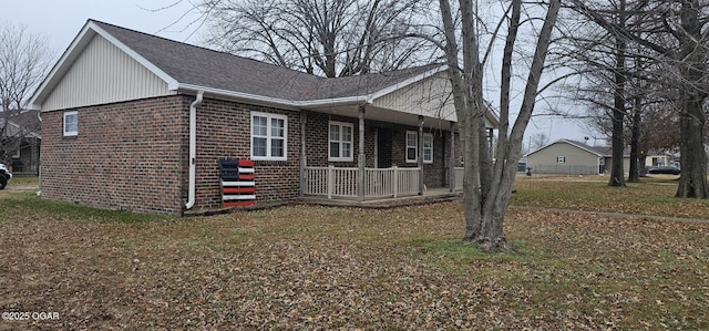 view of front of property featuring a porch and a front lawn