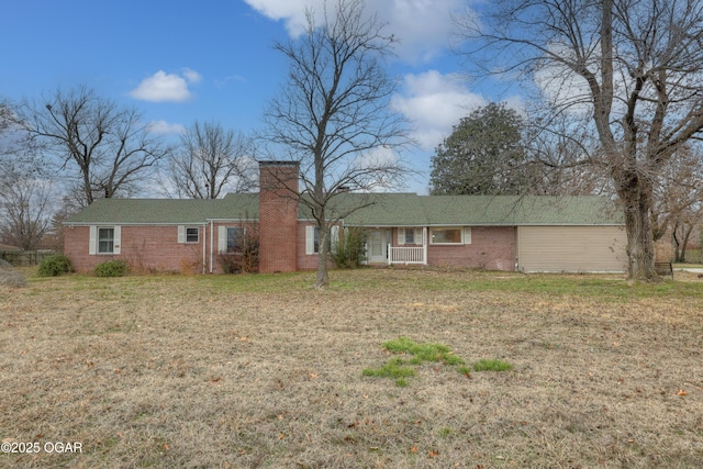 view of front of house with a front lawn