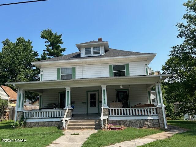 view of front of home featuring a front lawn