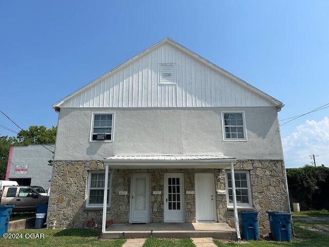 view of front facade with a front yard