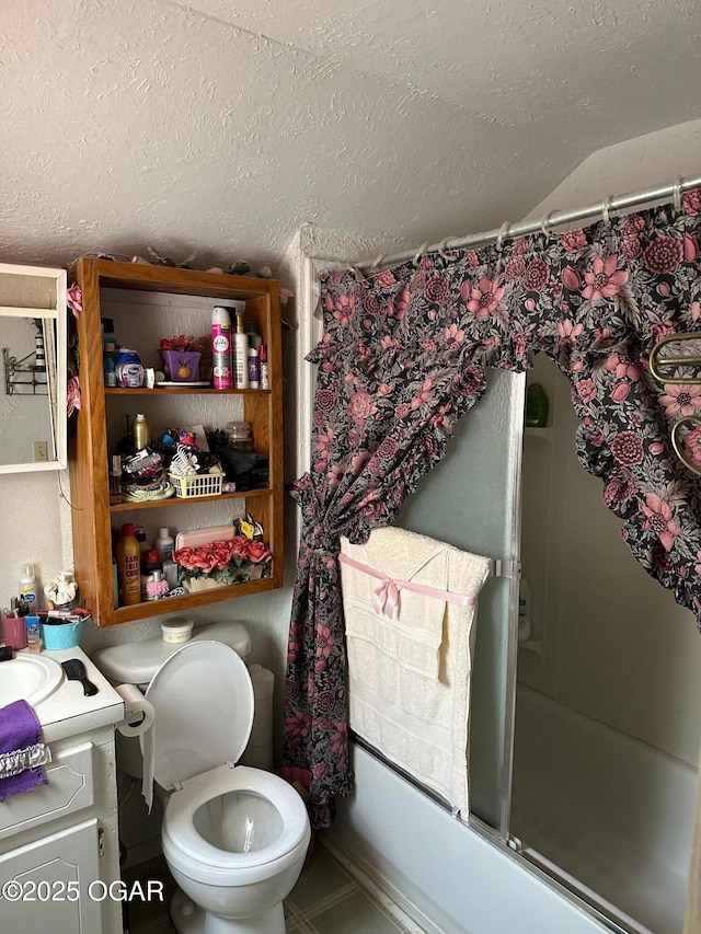 full bathroom with bath / shower combo with glass door, vaulted ceiling, a textured ceiling, toilet, and vanity