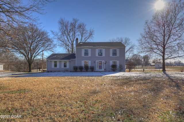 colonial inspired home featuring a front yard