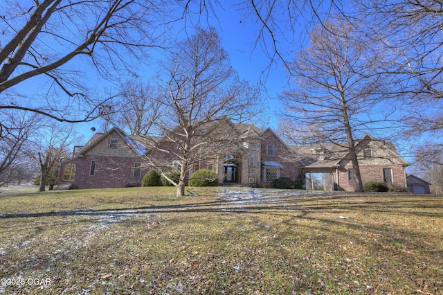 view of front of property featuring a front lawn