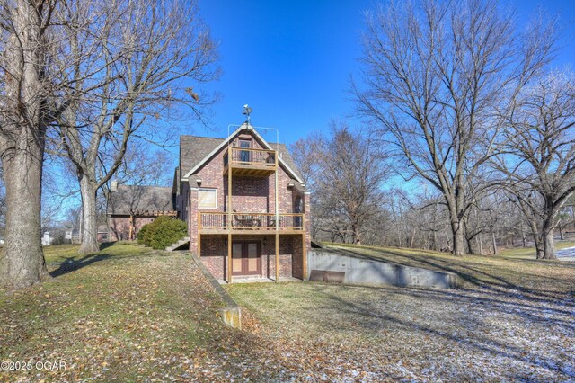 rear view of house featuring a yard